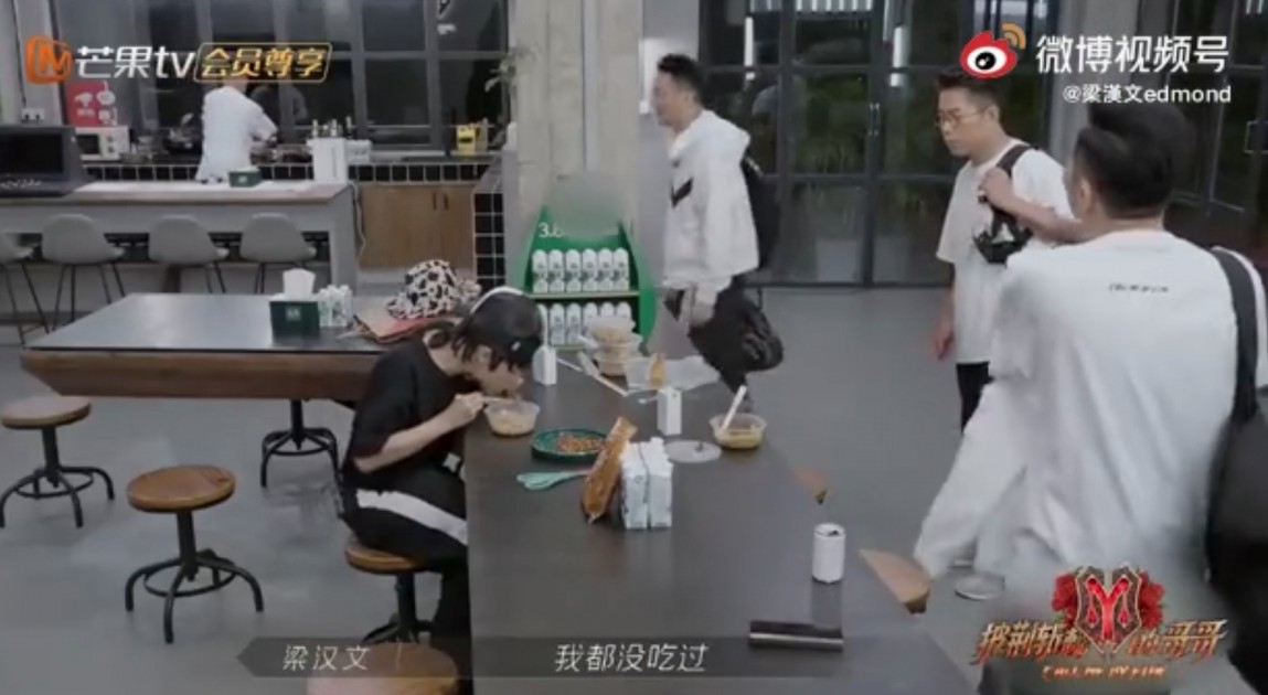 林曉峰就驚呆了30秒,站在原地看真了一點,同樣大驚地說:「我也未吃過」。最後3位無情的拒絕了兔子頭的試食邀請