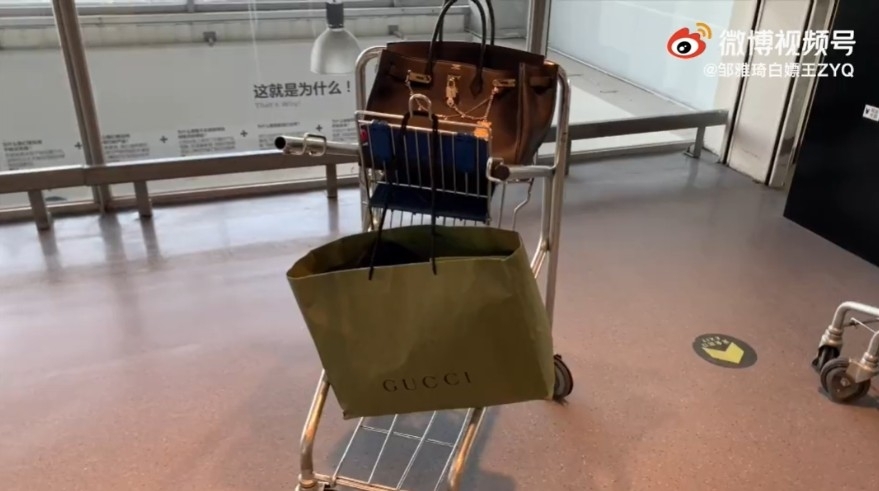 鄒雅琦為了讓自己看起來更有錢,更似一位真名媛,於是便進入了機場的 Gucci 名店