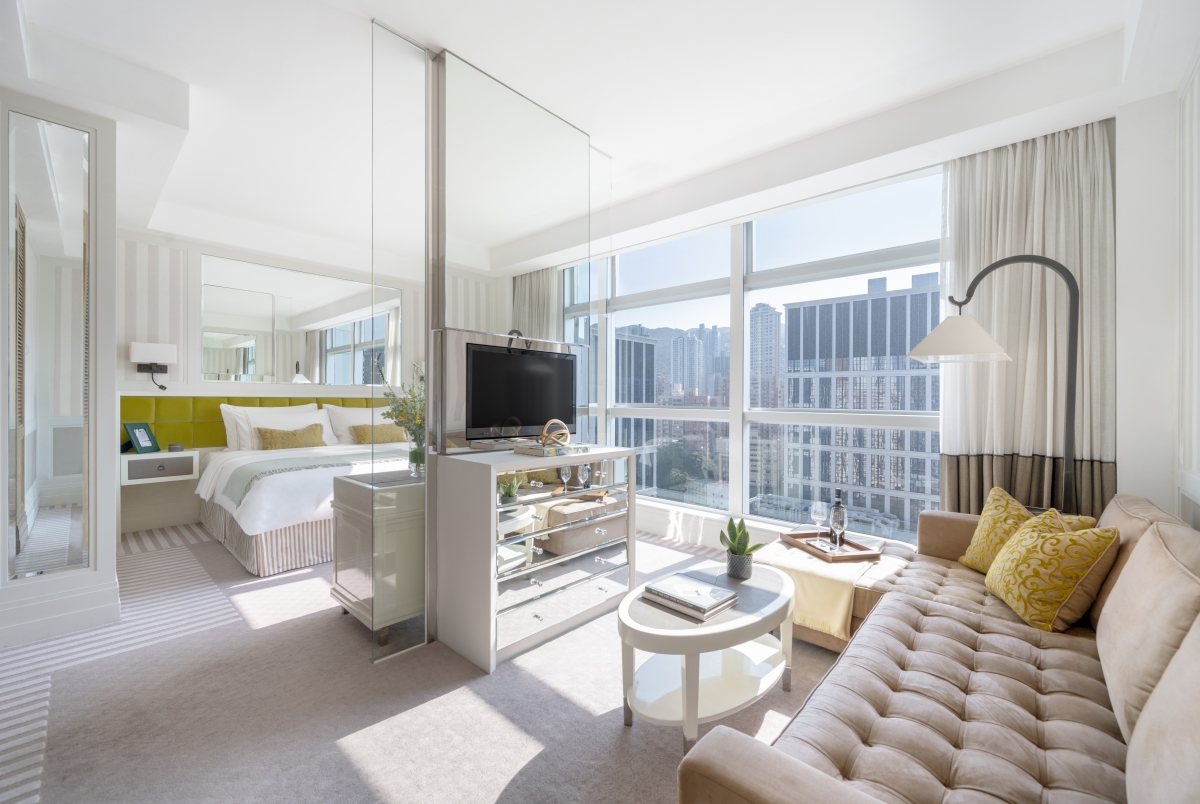 Lanson Place酒店情侶Staycation景觀為園景/城景,配置一張特大雙人床和加配單人床!