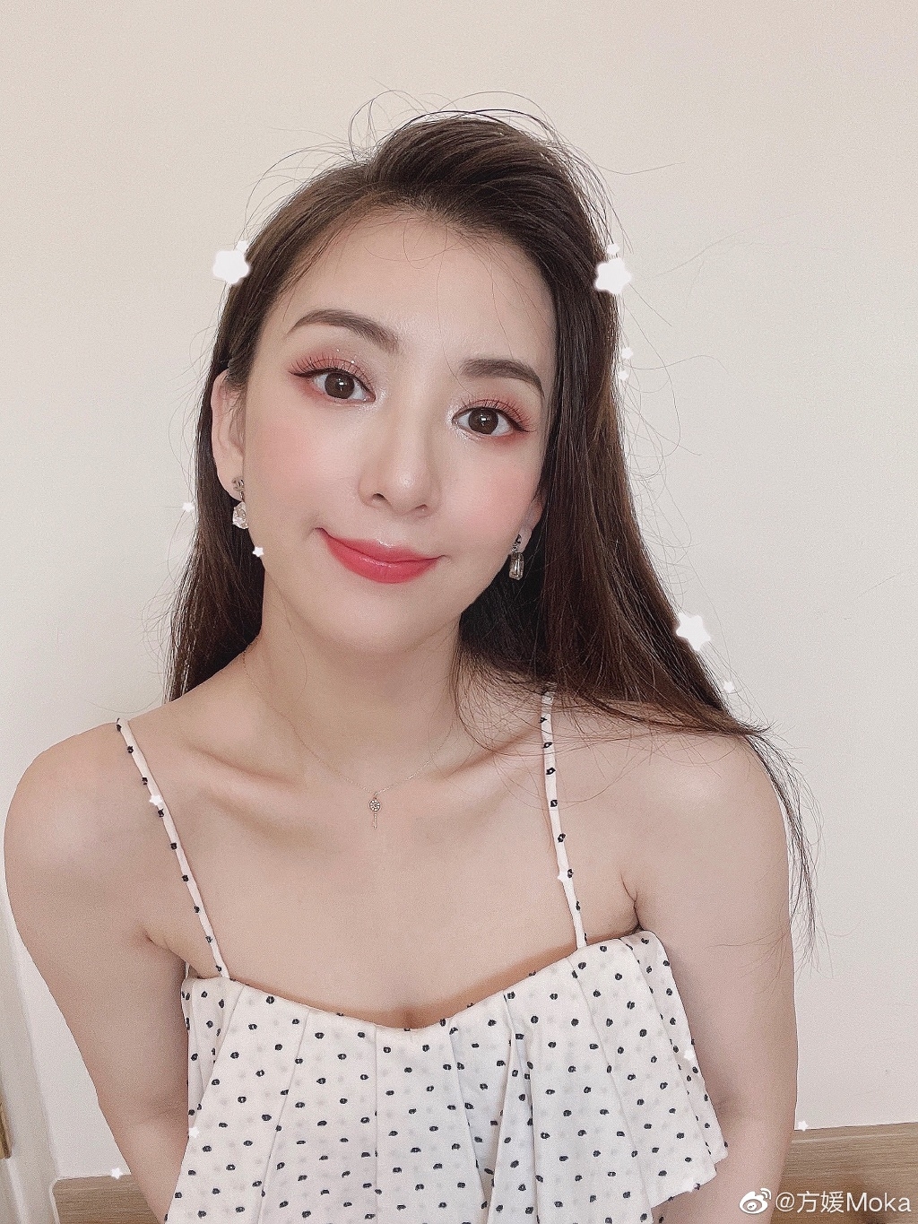 有網民更指，每次見到方媛的照片都彷彿長得不一樣，更指她的樣貌相當難以辨認，要老公城城在她身旁才能把她認出；