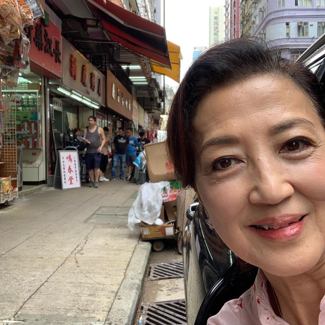 有指馬海倫從小已被媽媽灌輸「最重要有瓦遮頭」的觀念,因此年輕時的馬海倫已經慳得一蚊得一蚊,就算買一罐可樂解渴也要思前想後,
