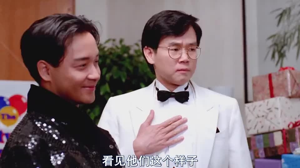 1992年,經典賀歲片《家有囍事》毛片就被持槍人士到菲林沖印公司搶走,據知是想以底片進行勒索,有傳當年甚至有黑社會人士持槍到經理人公司搶走演員!