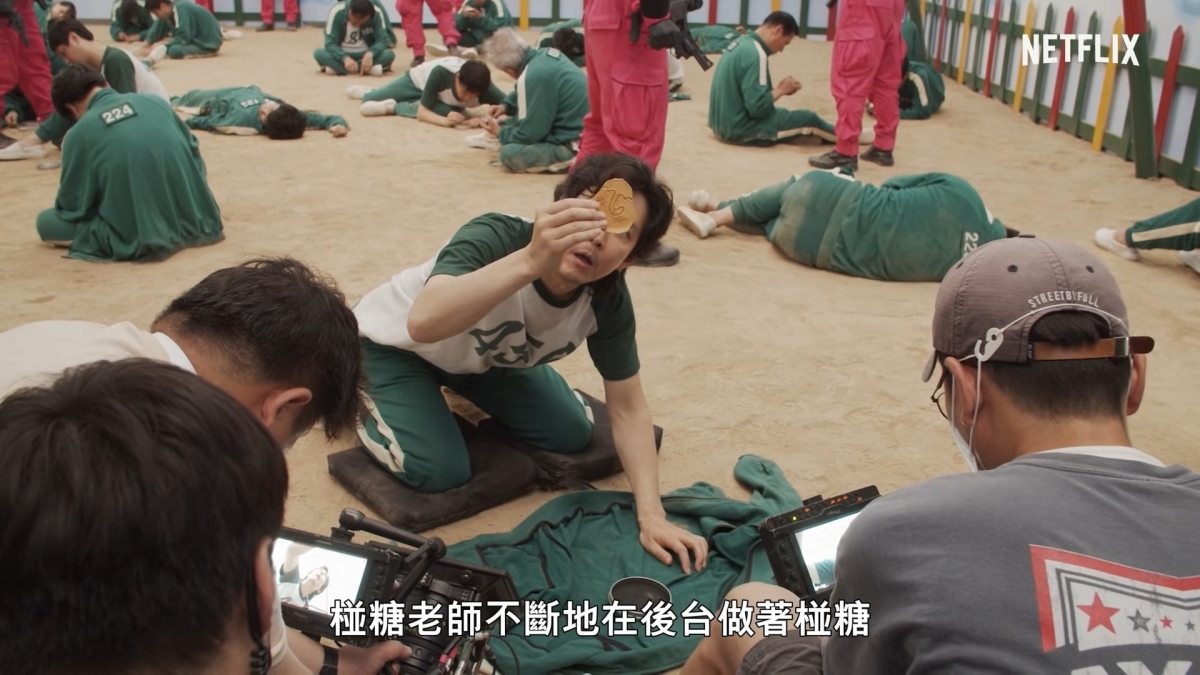 而在《魷魚遊戲》中的殺人遊戲,原來通通都是來自於韓國民間的小遊戲,如畫片、123木頭人、椪糖、打彈珠等,都是韓國人兒時愛玩的小遊戲。