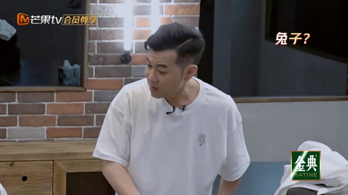 梁漢文眼見桌上美食就前來查看,好奇他們吃的是甚麼菜式。布瑞吉表示這是兔頭