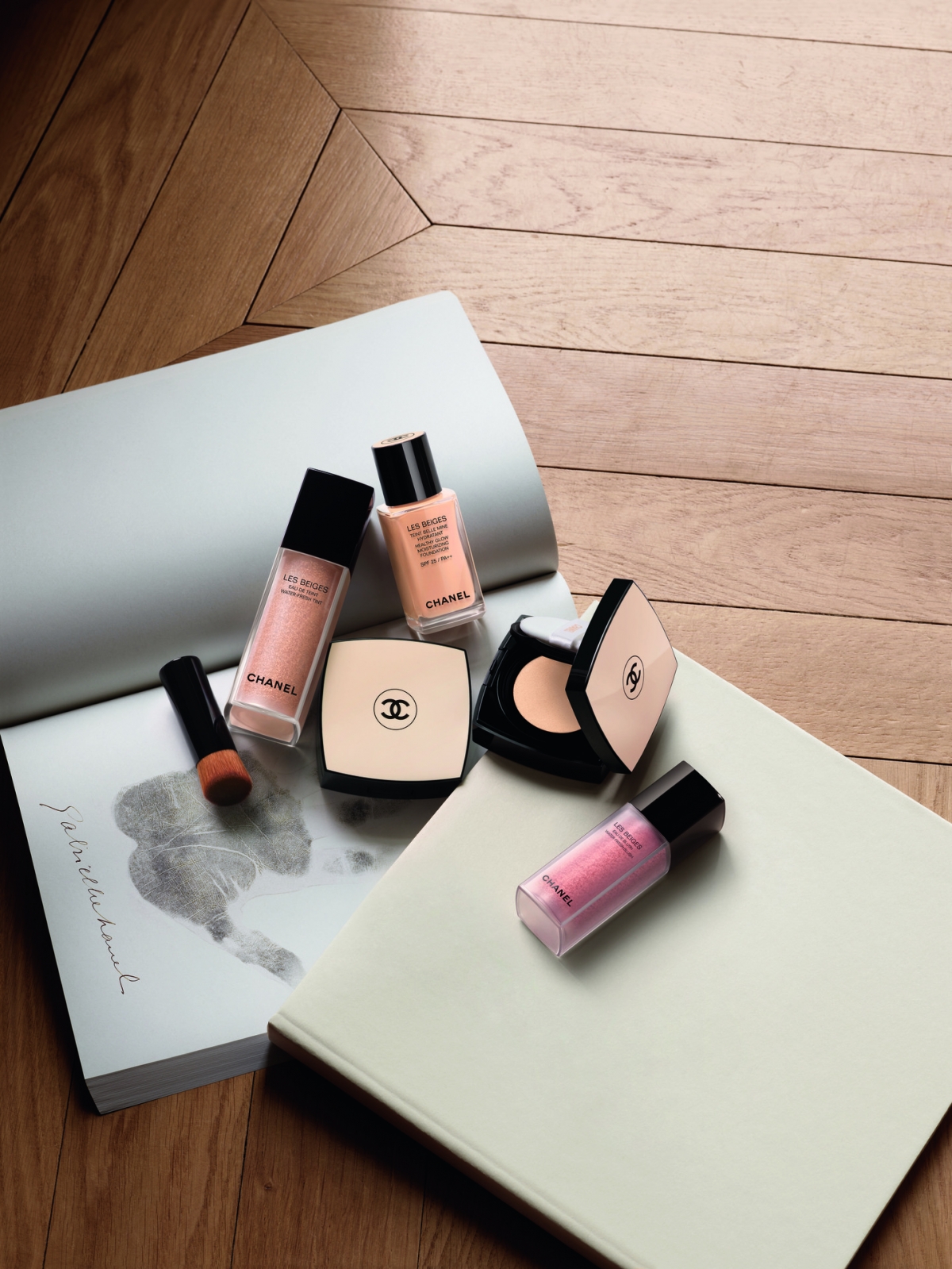 CHANEL Les Beiges 粉底液內裏藏有極多精緻細密微色素氣泡能自然跟肌膚融合