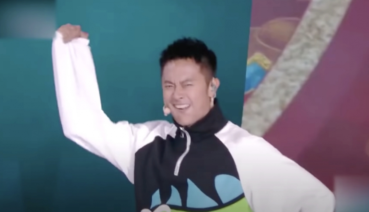 《追光吧!哥哥》參賽者在舞台上做出古靈精怪的表情。