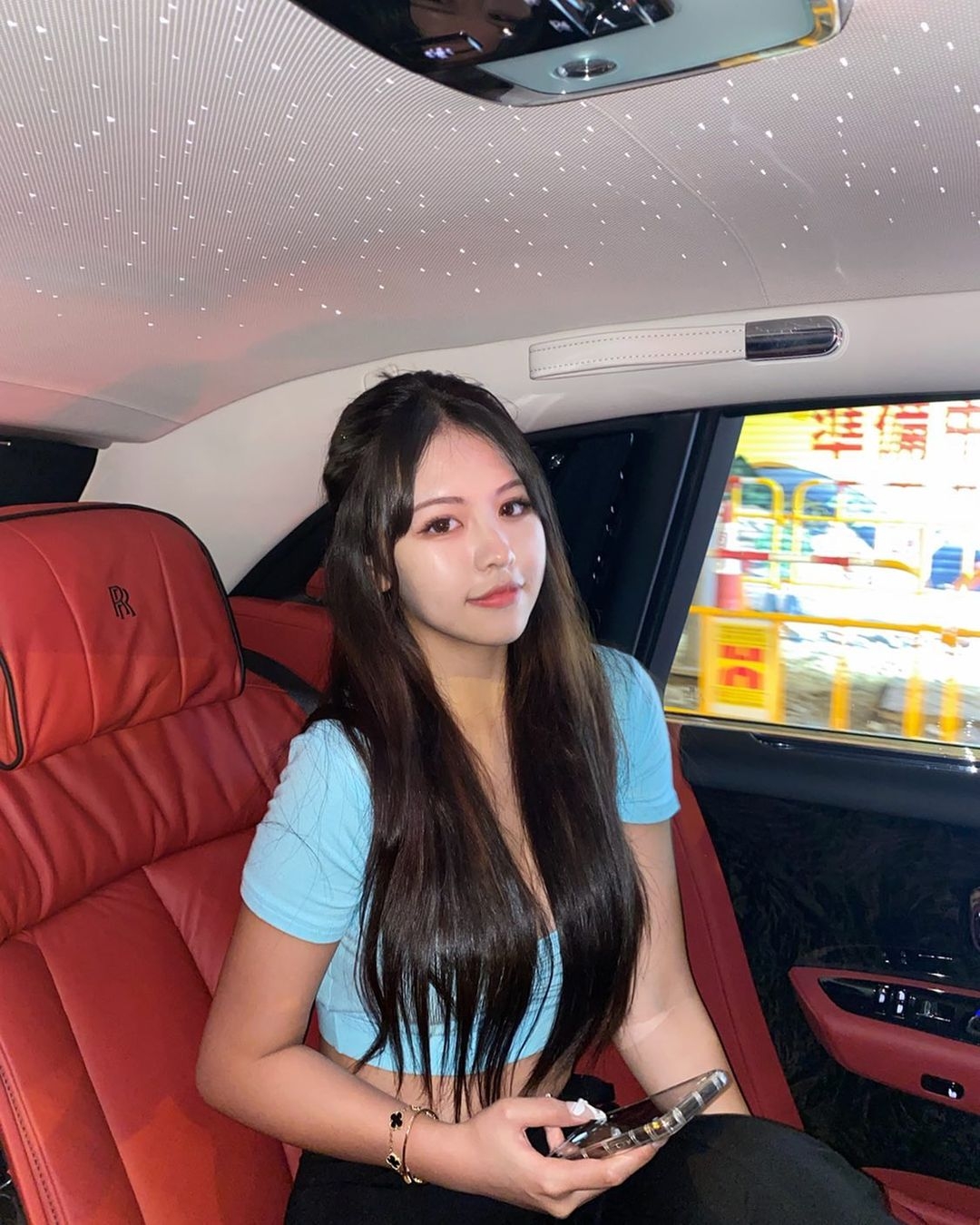 有指 Ukei 的家景相當不錯,IG更時常曬出自己 High tea、出event、坐名車的富貴照片,年紀小小的 Ukei 更常常曬出自己的愛馬仕手袋,身處的豪宅亦相當寬敞