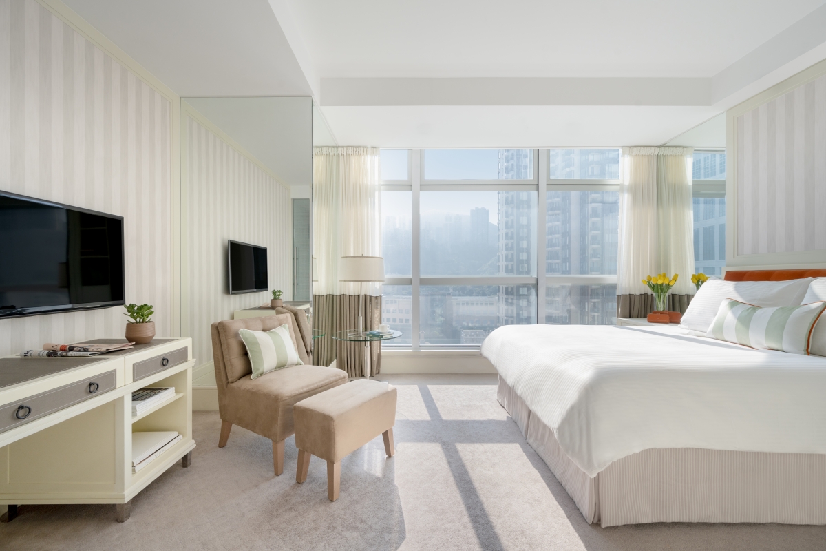 雅致客房限2位賓客入住,房間大小約400平方呎(37平方米),景觀為城景或山景