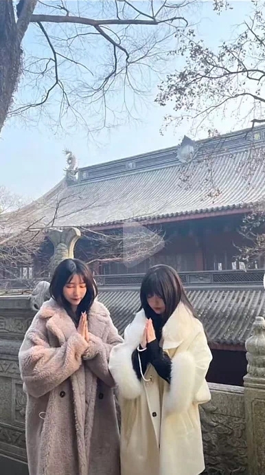 「佛媛」會打扮光鮮,手挽名牌地前住寺廟或彿堂參拜