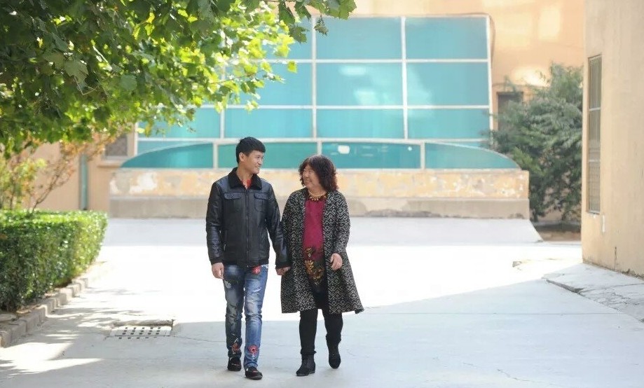 大家也接受到 90 後戀上 50 後、年齡差距足足有 37 年的「忘年戀」嗎?