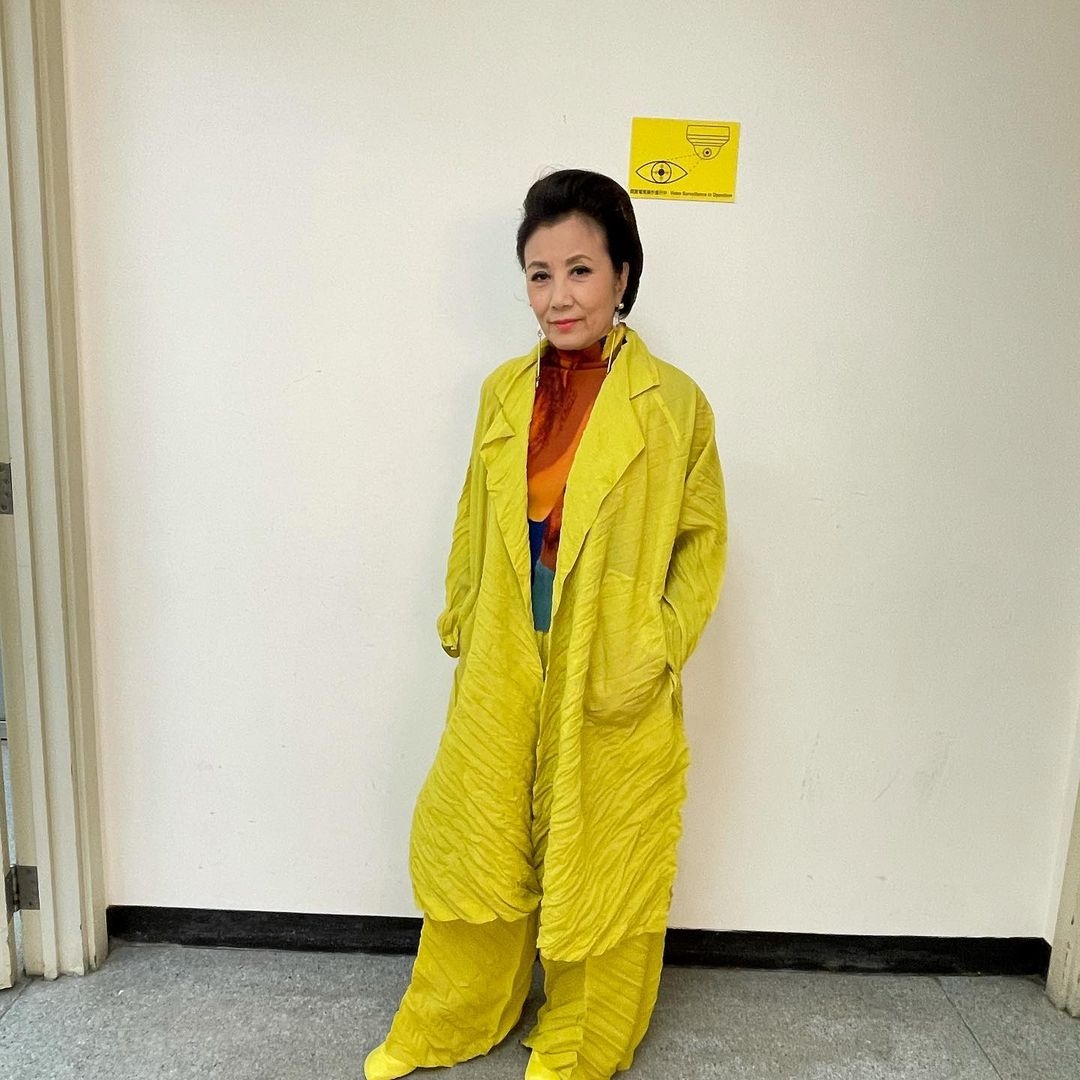 汪明荃阿姐在穿搭上多以大膽的穿搭示人,喜歡穿上超鮮艷色調或是浮誇圖案的服飾。