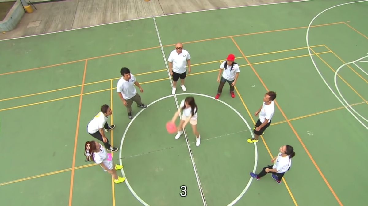 如果有港版《魷魚遊戲》,數字球絕對必玩!每一位參加者可隨機抽一個號碼,當持球者喊出號碼並向天空拋球後,該號碼的玩家就要立即上前接球,其他玩家則需要盡快跑遠。