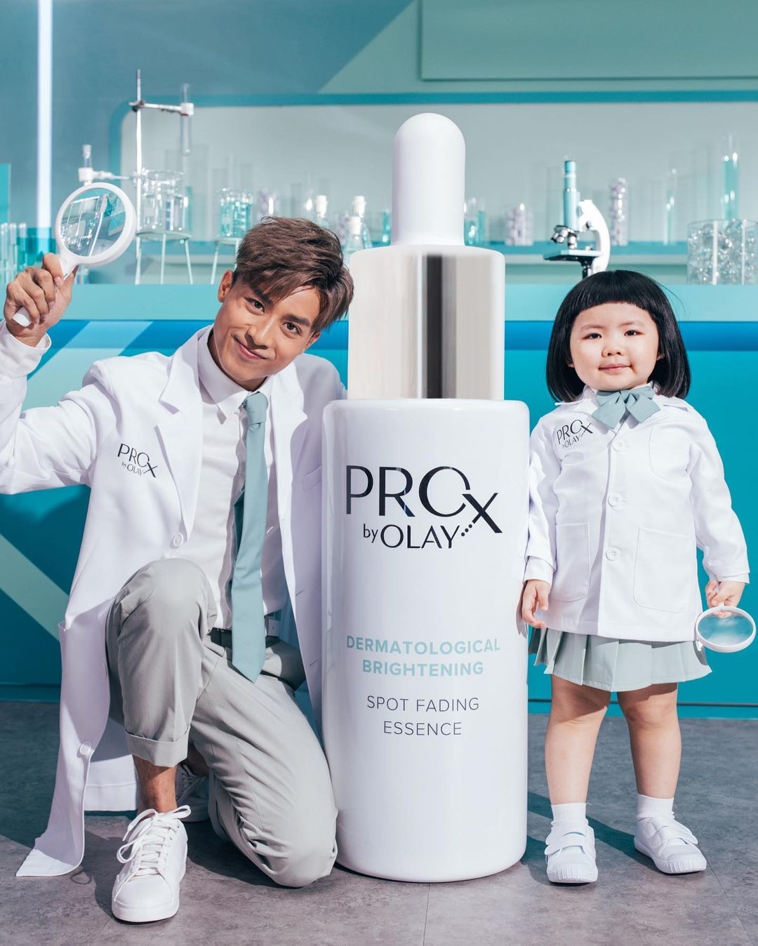 MIRROR的AK和李元元化身成「黑斑長」，推介這枝淡斑精華！