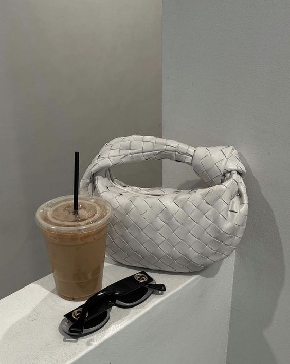 好像是 Dior 經典 Lady Dior 手袋、Bottega Veneta 雲朵手袋、Chanel Boy/woc 等都是保值之選!