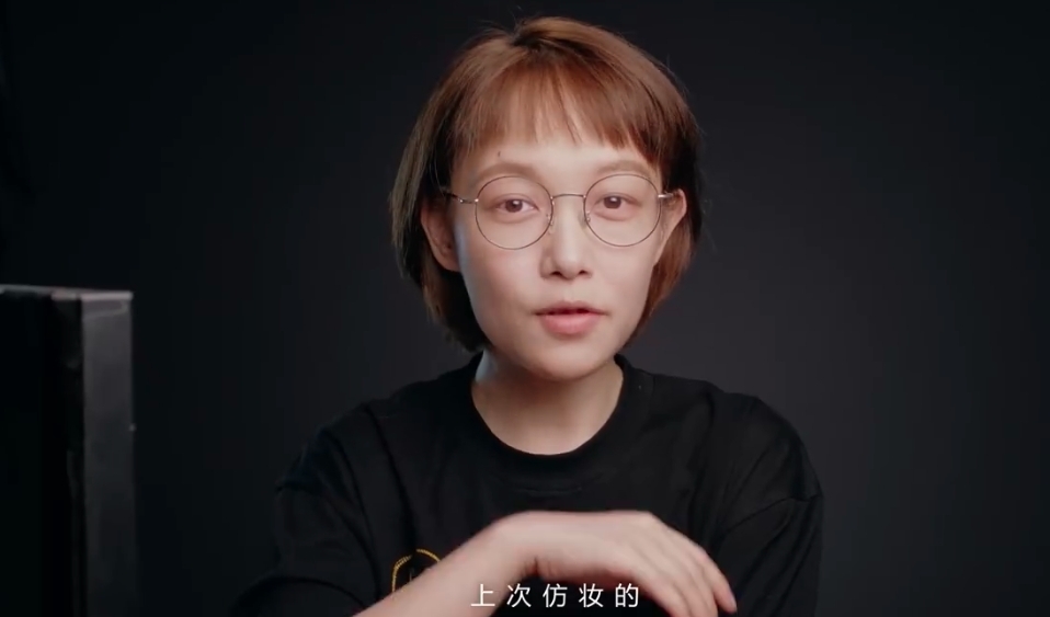 網紅「bobo最洋氣」更會自己親手打造一些道具，服裝假髮等都十分似原版，有網民稱讚她這「特技化妝」