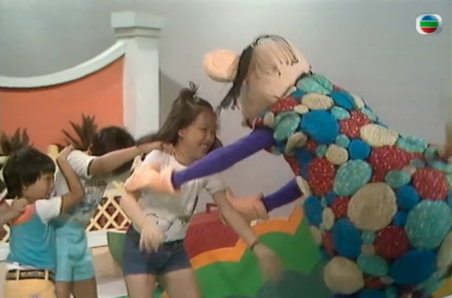 麻鷹捉雞仔相信人人都識玩,而在港版魷魚遊戲中,可以將「麻鷹捉雞仔」定為限時10分鐘的遊戲,雞仔一旦被捉就要離隊等待槍決,而母雞損失多過一半雞仔就當輸,即時槍決!