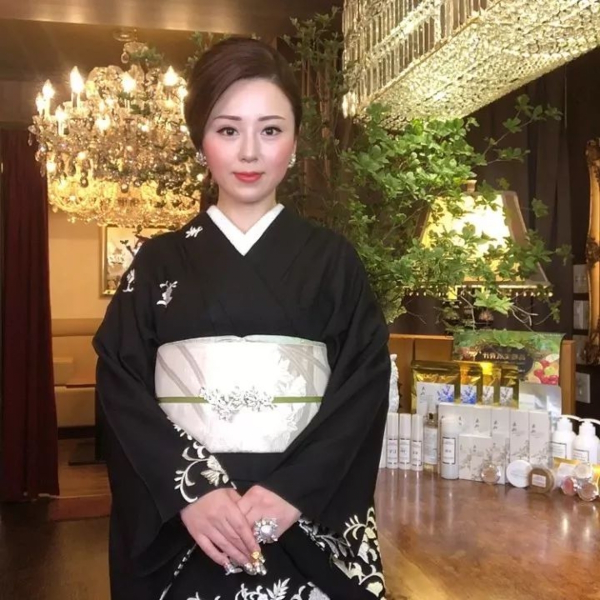 日本陪酒女高嶋理惠子開三家俱樂部,一間比一間還要旺場終成富婆!