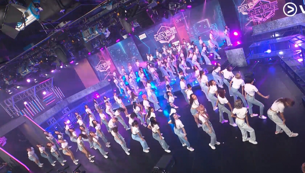 《全民造星4》81-90號參賽者 (左一Christine、左三youtube頻道「啱Channel」成員Jackie、右三IG音樂人何珮)