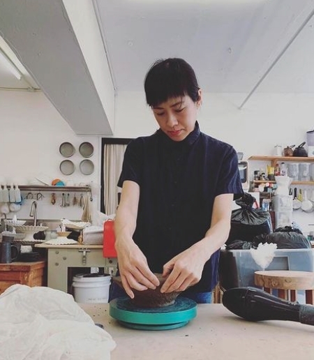 林嘉欣近年一改形象,換去多年的「側分女神頭」,額前留著短短的齊瀏海