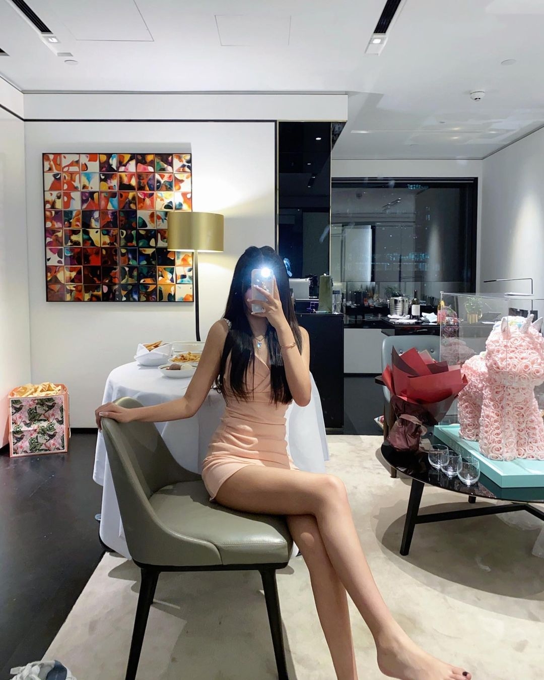 有指 Ukei 的家景相當不錯,IG更時常曬出自己 High tea、出event、坐名車的富貴照片,