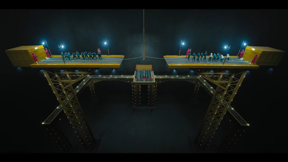 分兩批參加者於走廊兩邊,中間一位做鬼。痴牆的人必須一直與人互換位置,但過程必須要手拉手同時轉換!