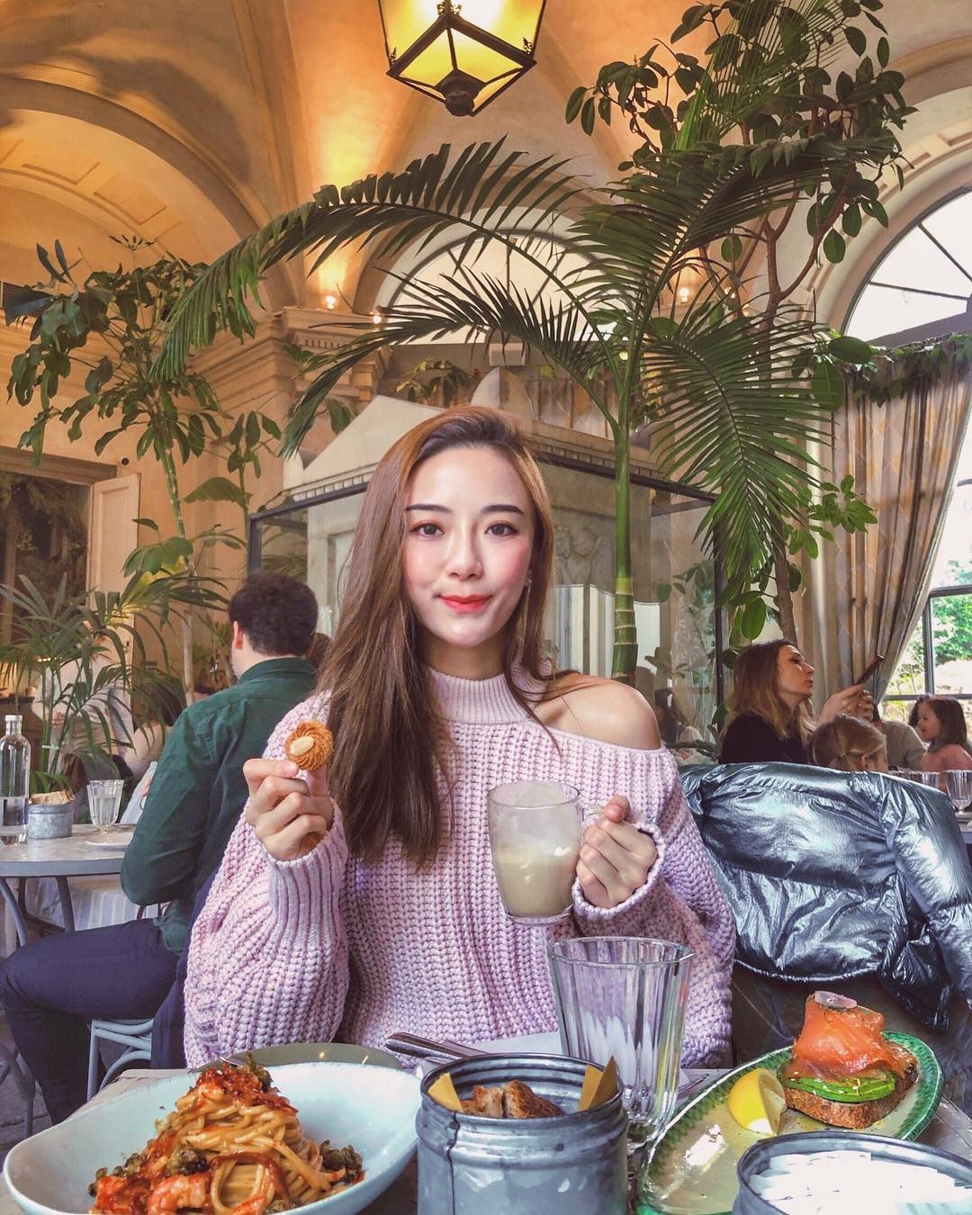 大學畢業後,Yvette 曾經擔任市場策劃員及兼職模特兒,不過現在就主力發展社交平台及經營IG shop,看來早已為入行做足準備!