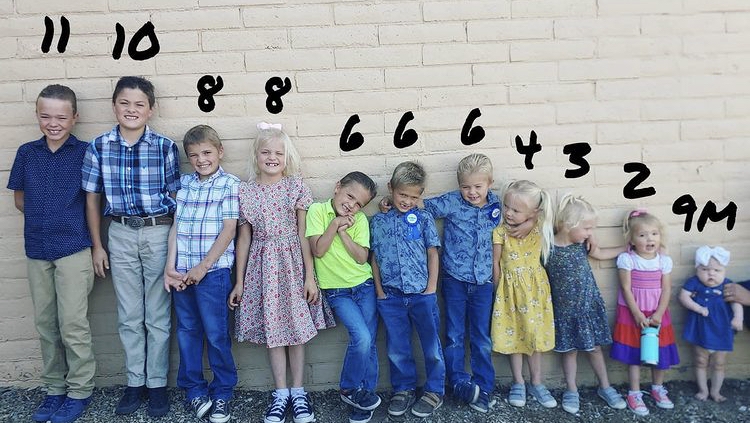 美國一個家庭竟為了仿效《一打親》的情節，生下11名子女，更即將生下第12胎！