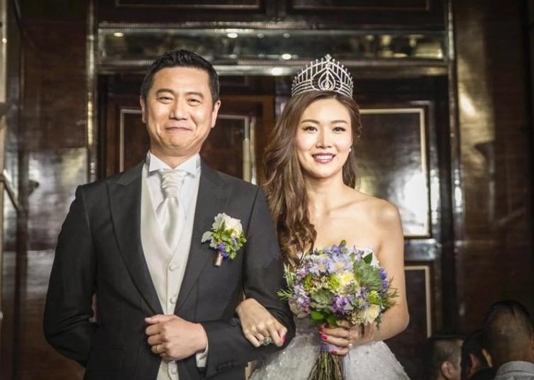 葉翠翠與富豪老公男友建築師周曉東(Raymond)結婚當闊太,後來育有三子