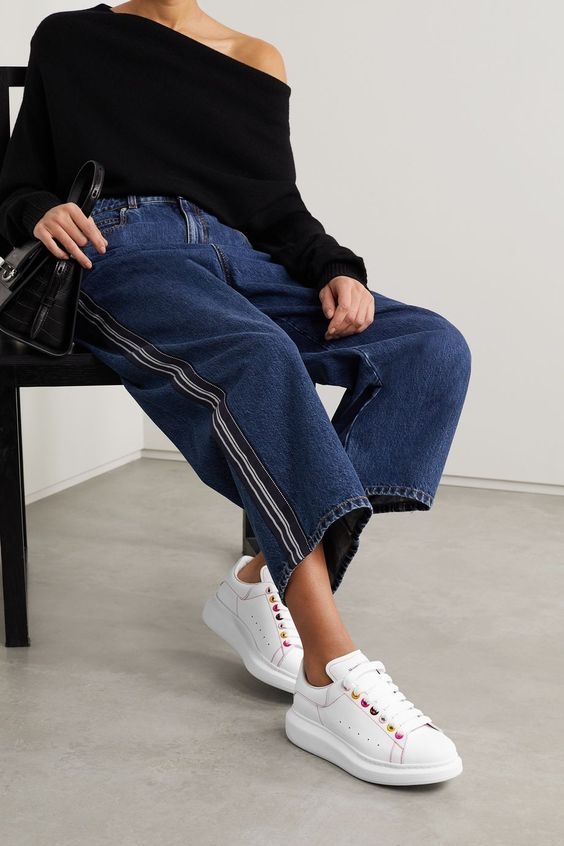 Alexander Mcqueen 的厚底小白鞋備受女士們鍾愛,而並列第7位的這些品牌,風格亦如Alexander Mcqueen 一樣較為前衛型格,絕對是不撞款又能突顯時裝品味的選擇!