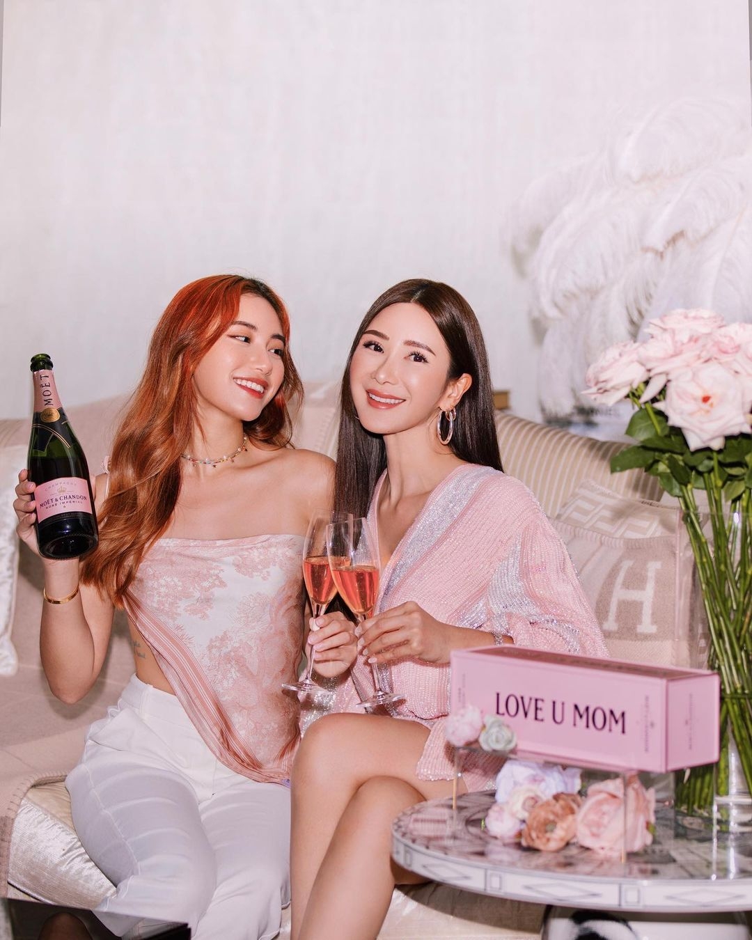 雙方在離異後， Calista 就跟隨媽媽、哥哥到新加坡展開新生活，而據知一家三口每月都能夠從富豪爸爸那邊獲得約 260 萬港元的贍養費，生活絕對可以過得無憂無慮！