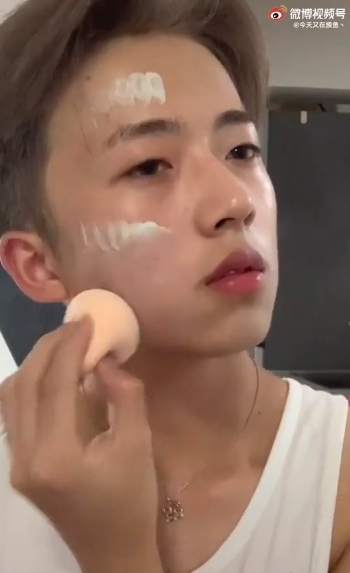 康雅雅私下也是個帥氣的男生,穿著打扮也沒有易服癖等等怪異行為。