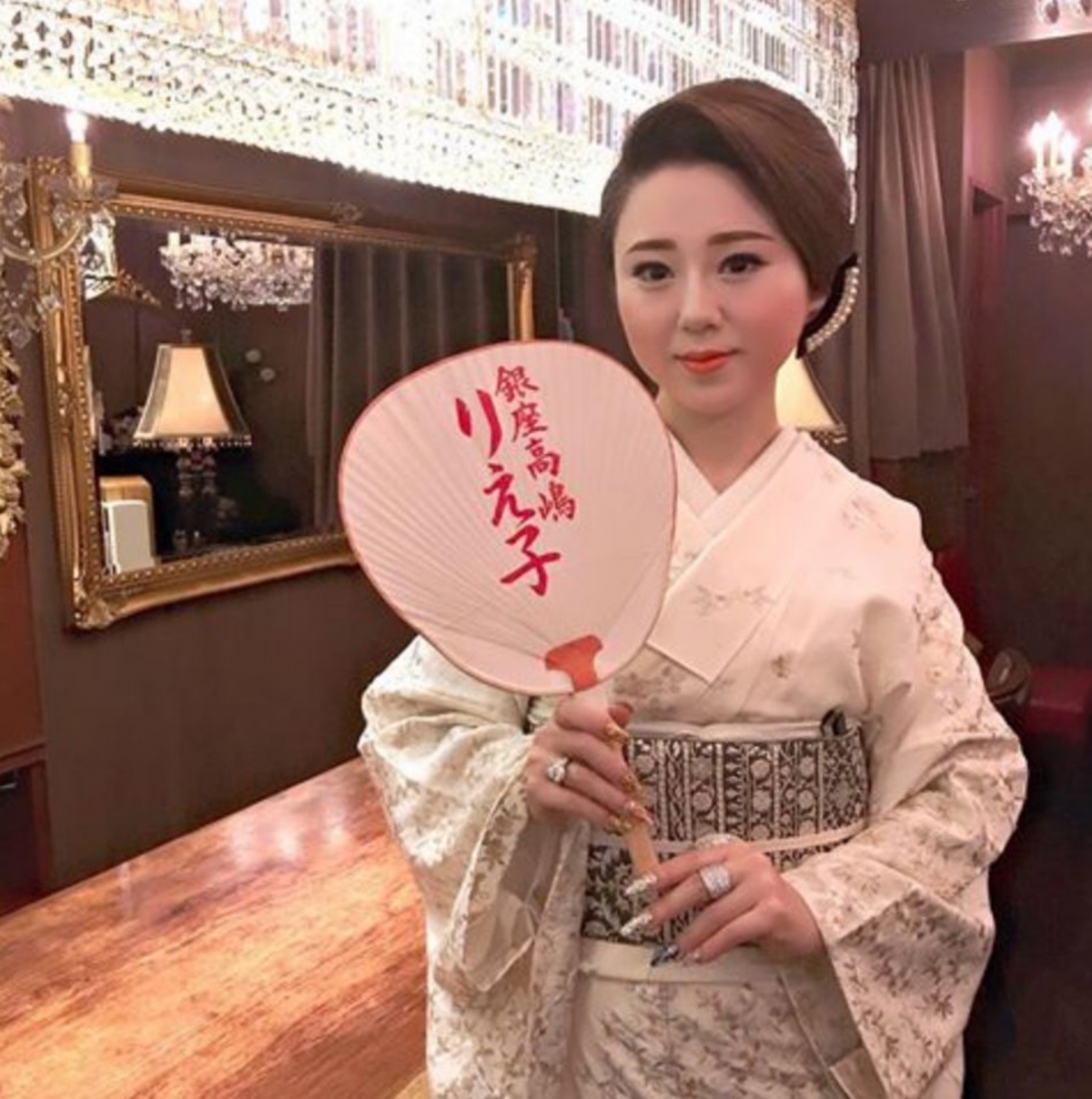 高嶋理惠子畢業於名牌大學,後來曾去過IT企業工作,之後 22 歲才選擇陪酒業而改變人生。