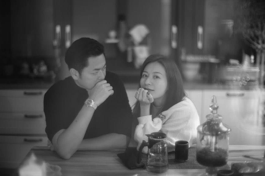 其後 Oscar 澄清與前女友分開半年後才與江若琳一起,公開護未婚妻