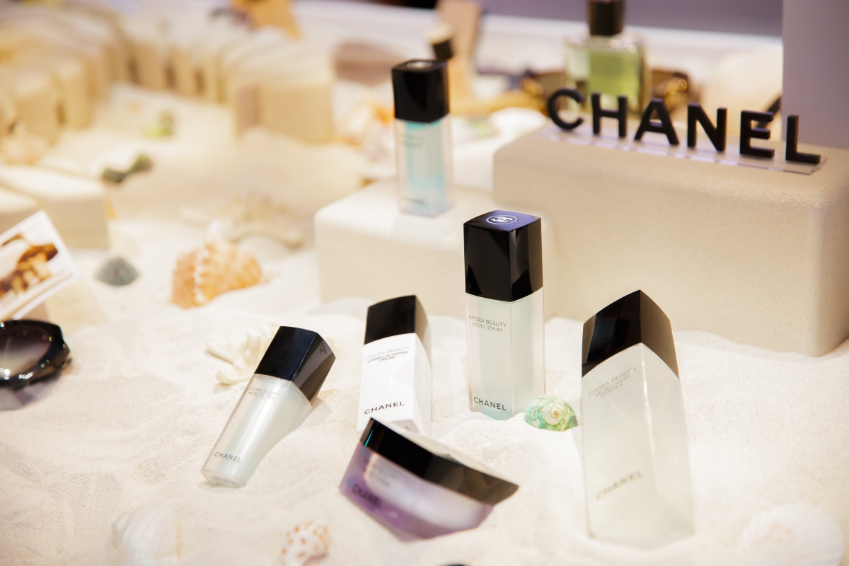 使用CHANEL爽膚水後，每晚兩滴「HYDRA BEAUTY Camellia Glow Concentrate」