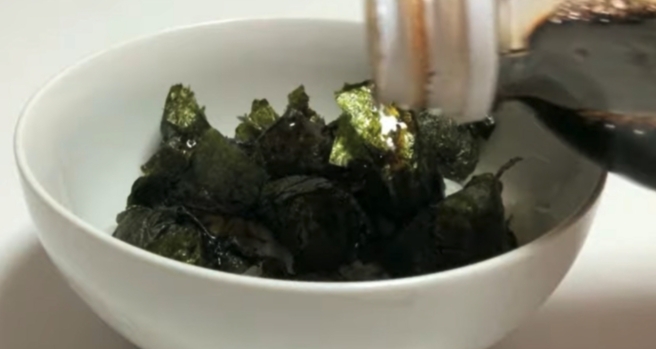 蜜柑分拆開一粒一粒的口感就和三文魚籽一樣,加上日本壽司的紫菜