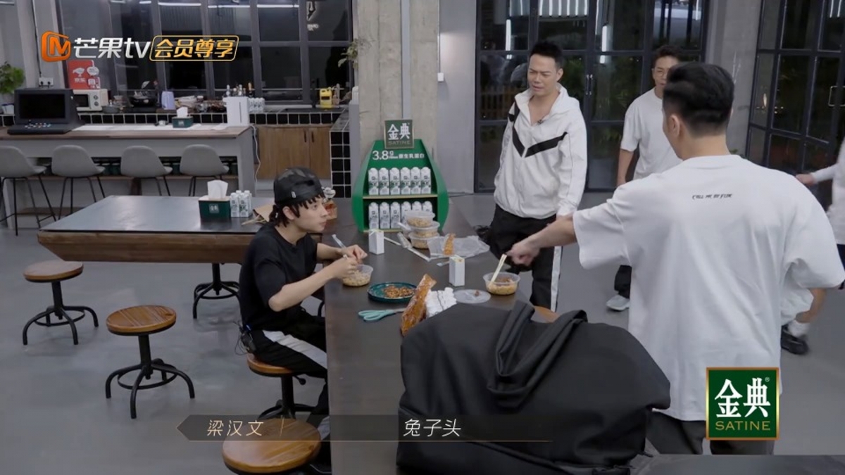 梁漢文向他們展示這「神奇」的食材,謝天華同樣一臉茫然的看著沾滿醬汁的兔頭