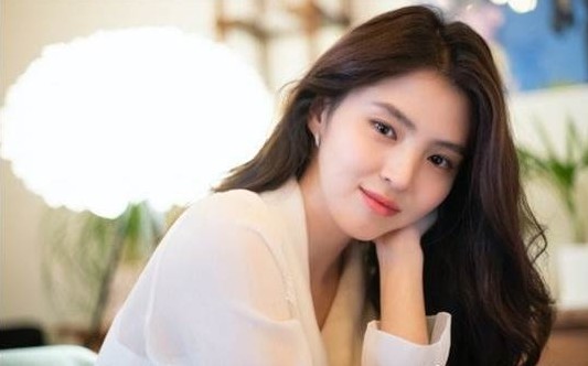 用手撐下巴歪頭放電