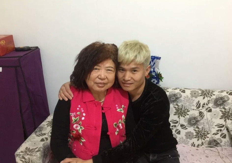 據知,有內地傳媒近日就曾經去打探兩人的生活近況!而值得高興的是,兩人生活非常甜蜜,而且更指柱子已經向芹大媽求婚成功!