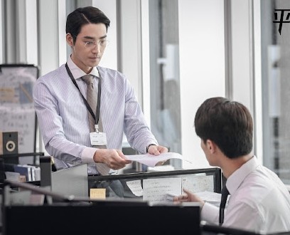 指公司做事手法古舊：「唔講以為而家返左清朝」