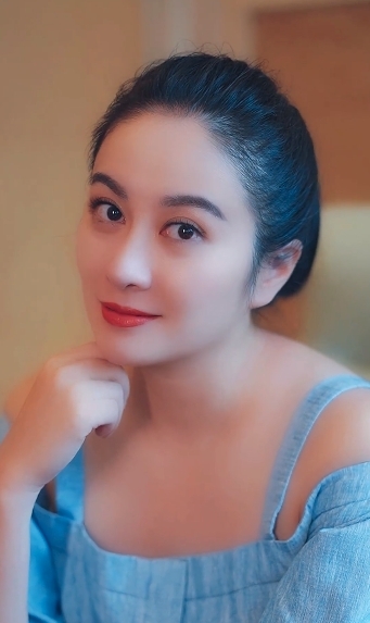 葉璇在內地生活後被網民指仙氣大減,突然性格變得豪放,而且樣貌也有變