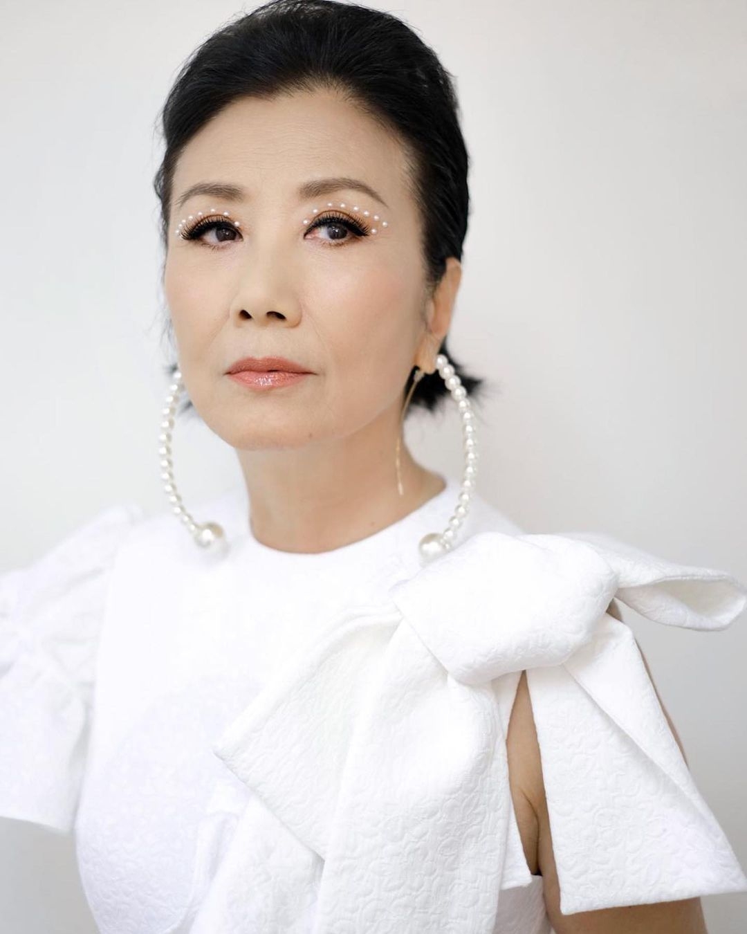 相信汪明荃阿姐Liza姐這種彩色眼影不是一般人能駕馭得來,但羅家英懂欣賞~