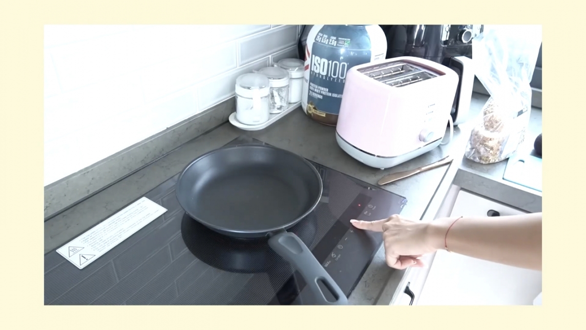 電磁爐旁邊整齊放滿多士爐、調味料等用具~