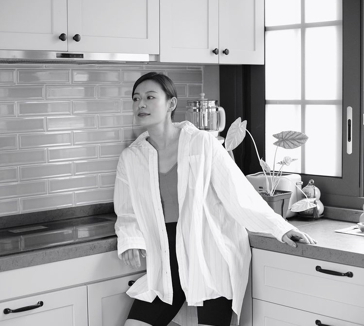 接着,江若琳就公開豪宅內的巨型廚房,可見廚房呈L字型