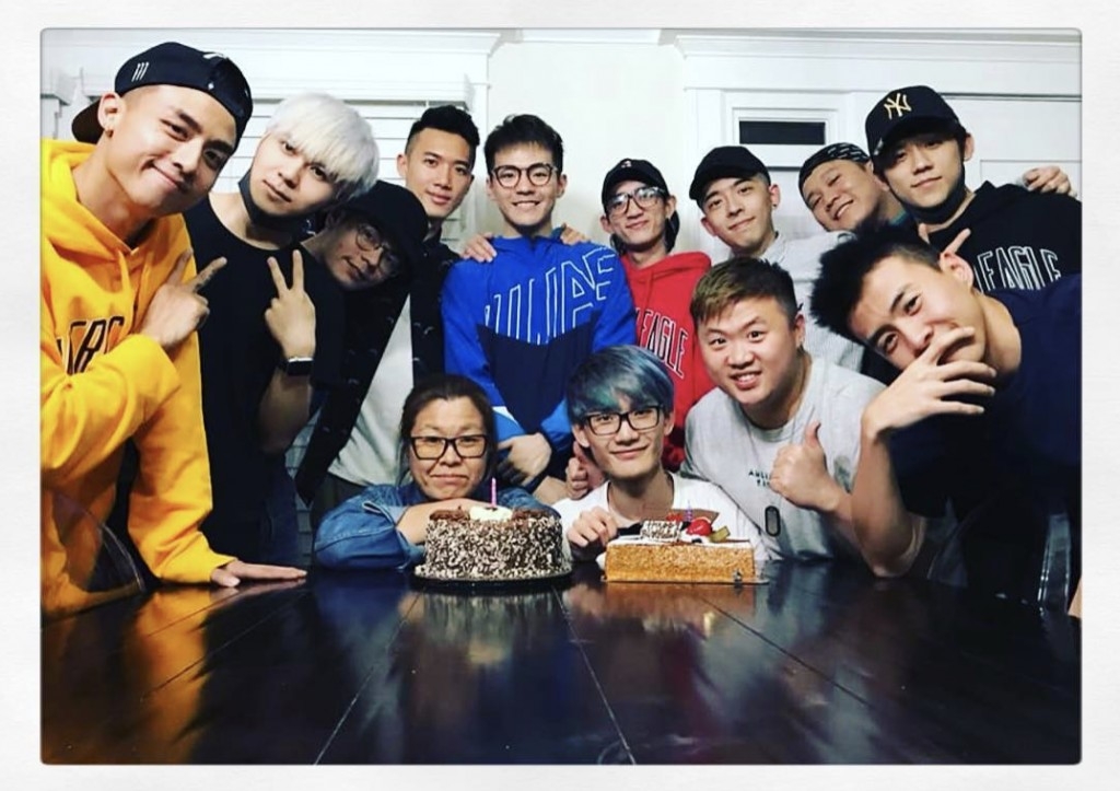 不過花姐亦有 MIRROR和ERROR 16子為她送上祝福