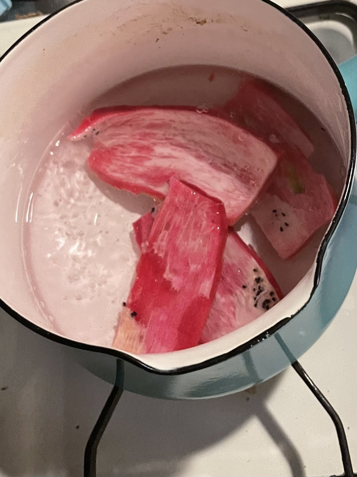 日本最近再傳出一款偽魚生食法!首先,把火龍果皮切片再煮熟