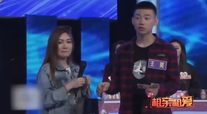 經過王昊多次示愛並澄清已忘掉前女友後,該女生終於願意嘗試與他配對