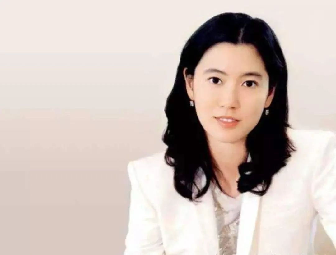 被外界喻為「千憶女友」的林世玲原來來頭不少,豪門出生的她是韓國大象集團名譽總裁、韓國頭十富豪林冒鬱的女兒