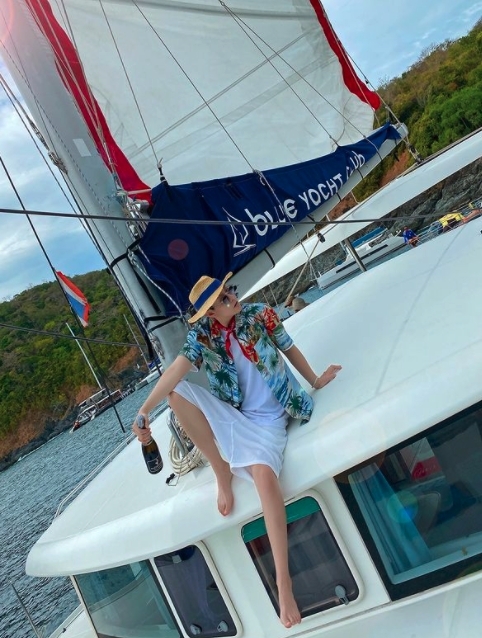 皇甫聖華穿著名牌精品,平日到五星級酒店和遊艇出遊,令網民紛紛猜測她的身家顯赫!