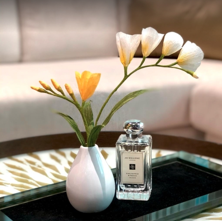 您都想走進英倫梨園?Jo Malone London 特地打造「英倫梨園奇想工作坊」,不但能夠讓大家欣賞、體驗全新限量工藝玻璃版英國梨與小蒼蘭系列外,更有調香師引領您體驗英國梨與小蒼蘭的獨特香氛糅合™!