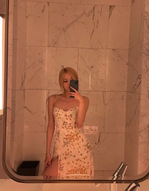 Paradise City房內的套廁亦吸引了 Rosé 對鏡自拍打卡,雲石浴室加上昏黃的燈光讓人極度放鬆